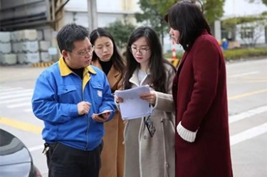 浙江省水利厅水资源管理处副调研员沈仁英携浙江日报记者等莅临新利体育调研采访