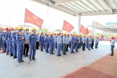 打好党工团妇组合拳 凝聚高质量发展新合力——新利体育开展“党群组织助力企业经营发展”义务劳动