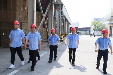 送清凉、致敬意！公司董事长朱在龙带队慰问一线劳动者