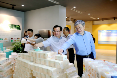 2019年 5月22日，时任浙江省社会组织综合党委专职副书记、省民政厅社会组织管理局局长蔡国华莅临新利体育调研企业发展情况和党建工作